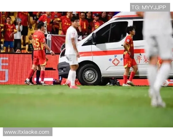 足球球星赛场意外遭遇恶搞有人向其鞋内塞纸条引发热议